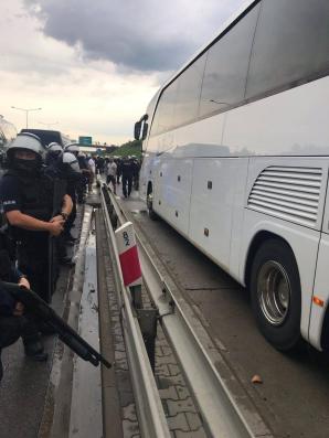 [VIDEO] Policjanci czuwali nad bezpieczeństwem podczas meczu LEGIA WARSZAWA - DINAMO ZAGRZEB i zapobiegli konfrontacji pomiędzy pseudokibicami
