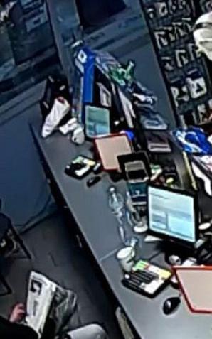 [VIDEO] Napaść na stację paliw...zniechęcił się i wyszedł, bo kasjer czytał gazetę - trafił do aresztu