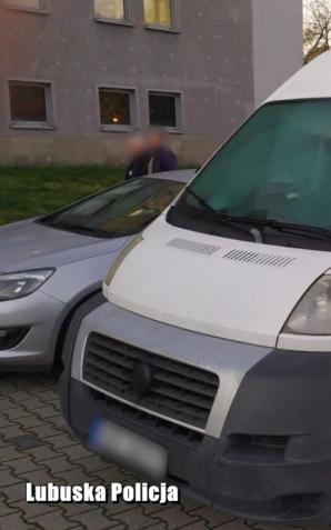 Lubuscy policjanci zatrzymali busa na czeskich numerach z 41 imigrantami z Iraku oraz Turcji  na pokładzie. Chciały nielegalnie przekroczyć granice z Niemcami. Samochód kierowany był przez obywatela Ukrainy