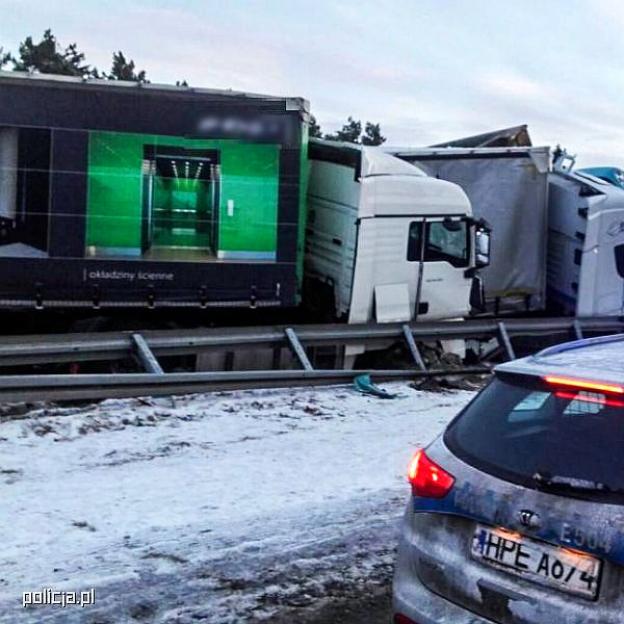 Karambol ciężarówek na krajowej 18