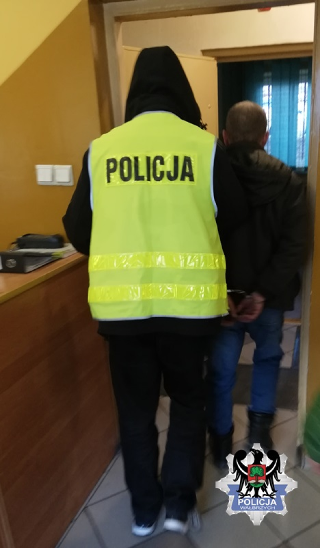 Wałbrzyscy policjanci zatrzymali mężczyznę, który podpalił 40 ton makulatury